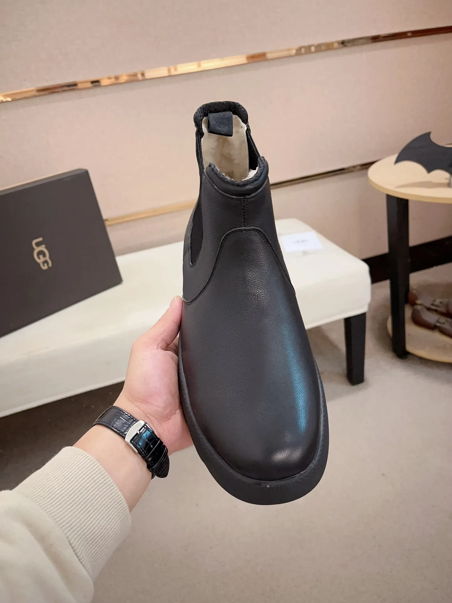 Men's shoes💰: 600💰(high-end goods) UGG❄️❄️Latest model 1:1⃣️quality, fabric: high-end quality first-layer cowhide imported from Europe. Lining: wool lining, sole: pure imported rubber foam outsole. ❤️High-end goods, fine workmanship, trendy and fashionable. The fit is very classy. If you know the goods, you will definitely not be able to refuse😍😍Code number: 41-45. Can be customized 46.47.